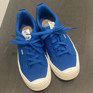 Cariuma Bold Blue and White